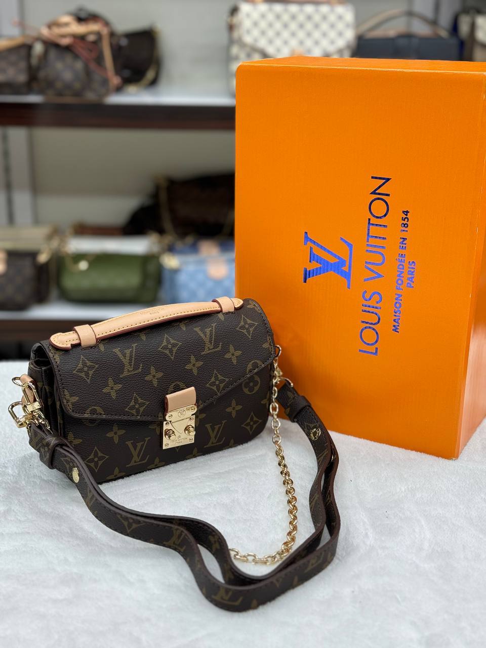 Metis Pochette east west