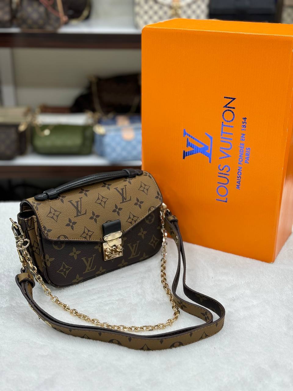 Metis Pochette east west