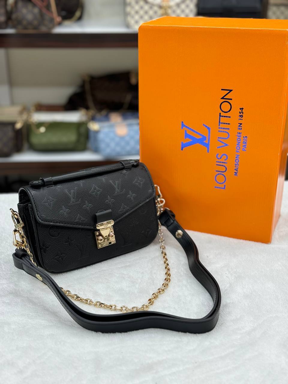 Metis Pochette east west