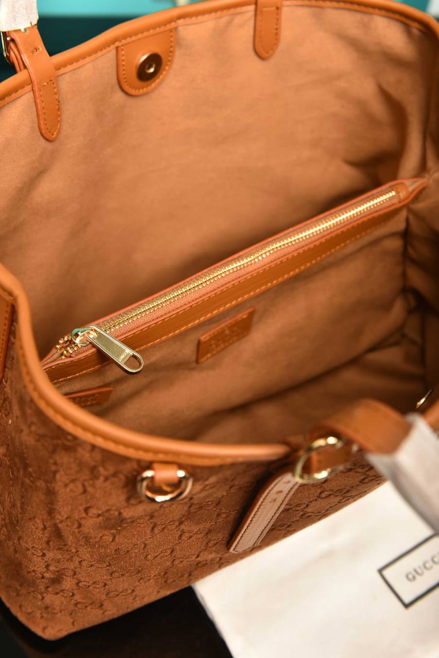 GG Emblem Medium Tote Bag