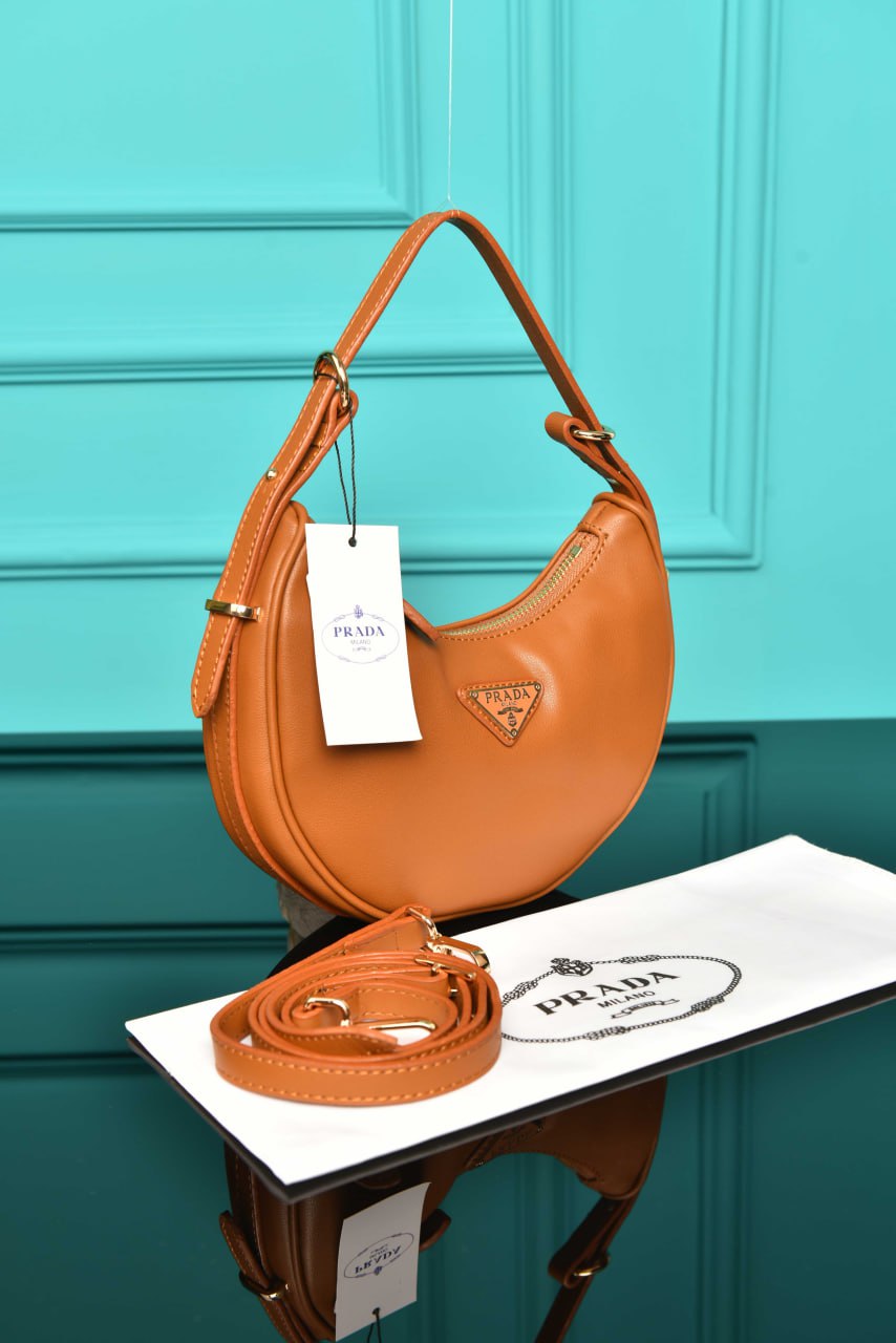 Arque Small Leather Shoulder Bag
