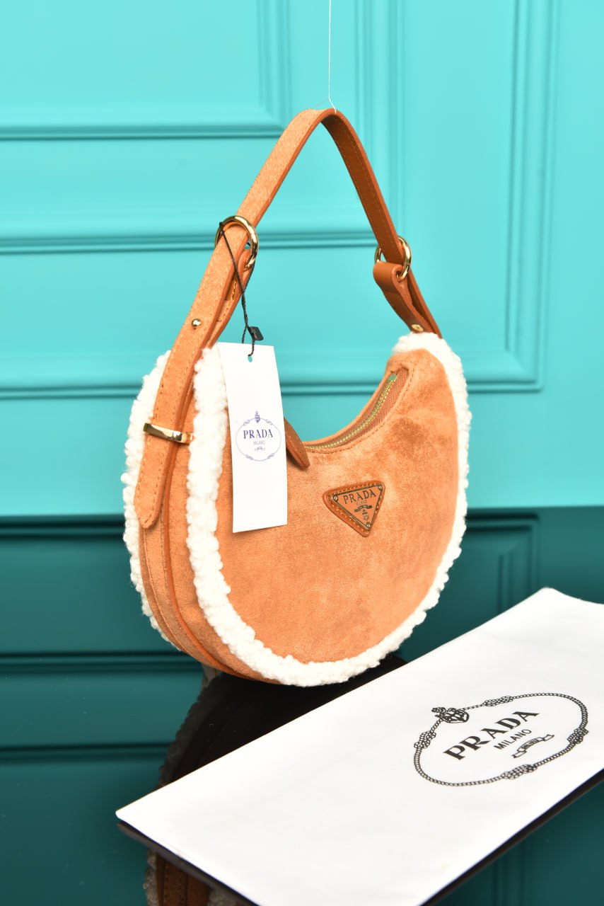 Arque Small Leather Shoulder Bag