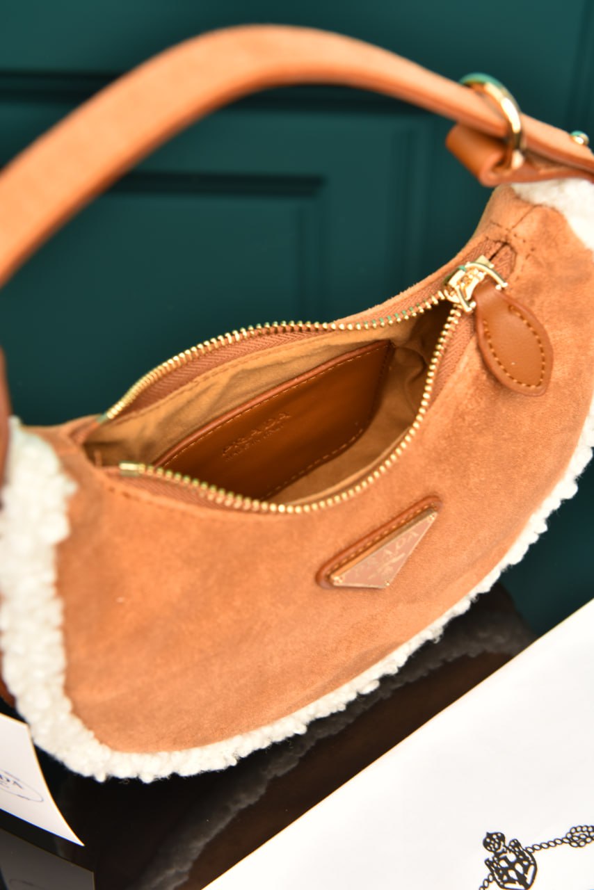 Arque Small Leather Shoulder Bag