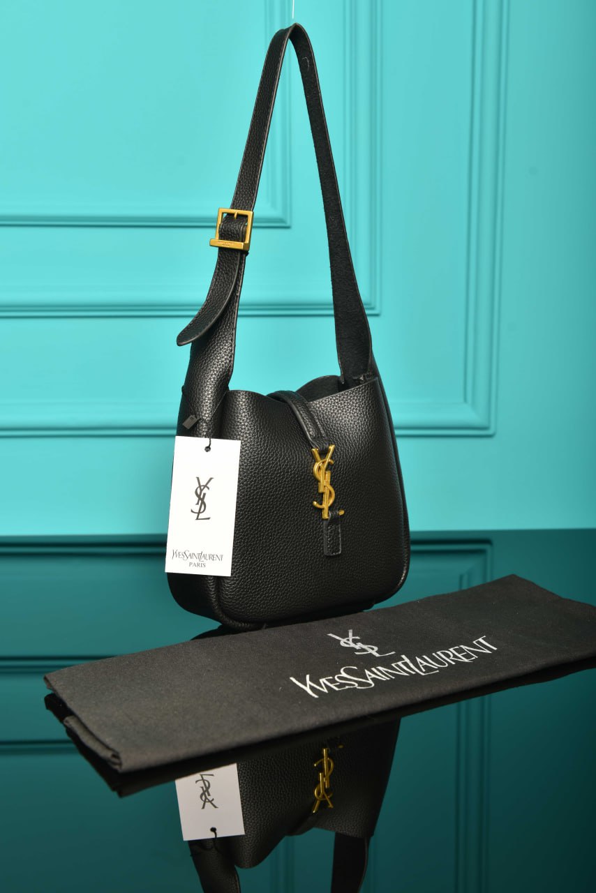 Le 5 A 7 Micro Made of Grained Leather