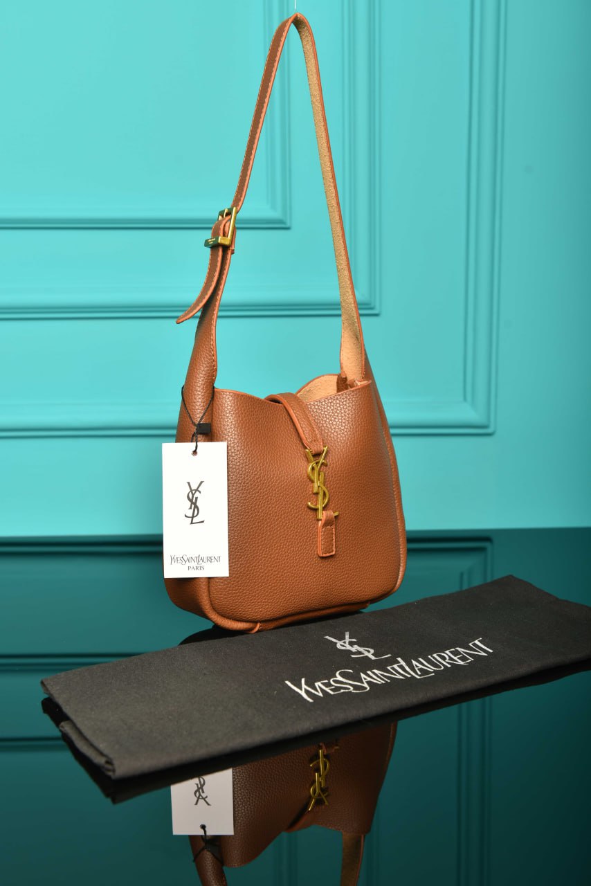 Le 5 A 7 Micro Made of Grained Leather