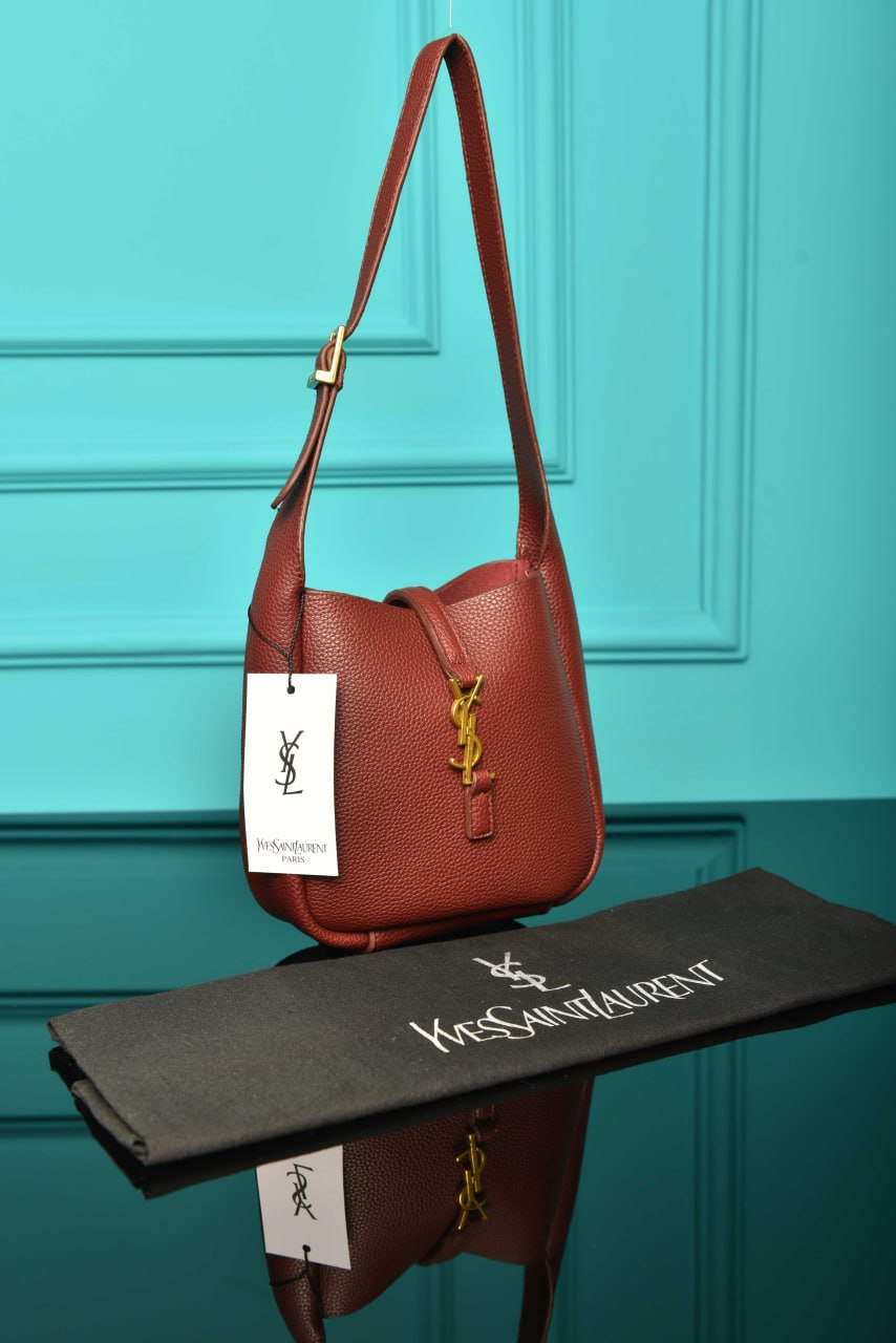 Le 5 A 7 Micro Made of Grained Leather