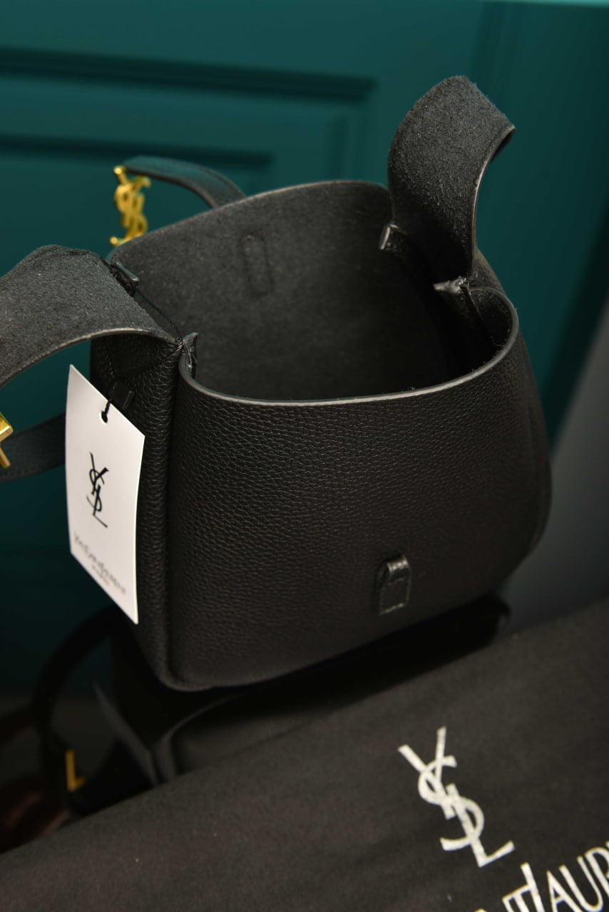 Le 5 A 7 Micro Made of Grained Leather