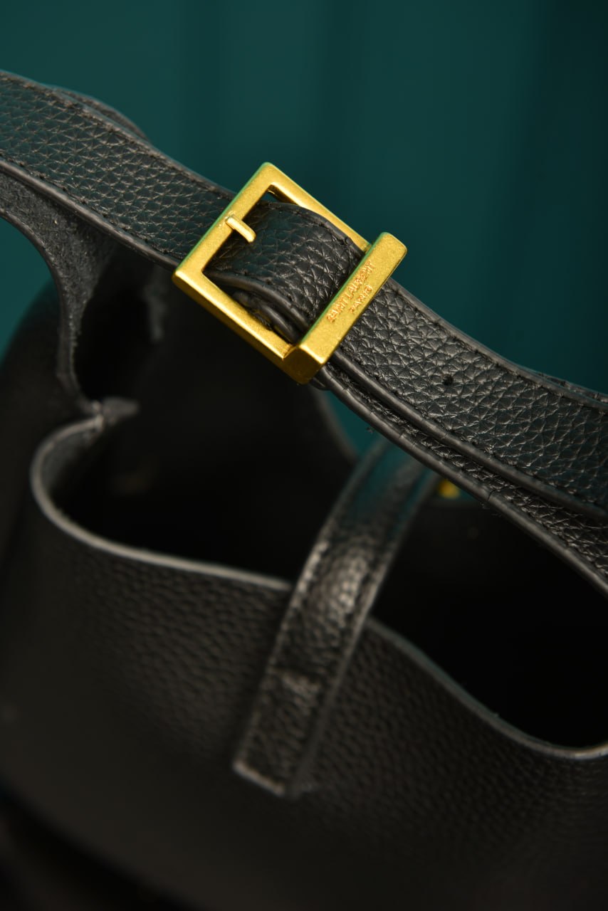 Le 5 A 7 Micro Made of Grained Leather